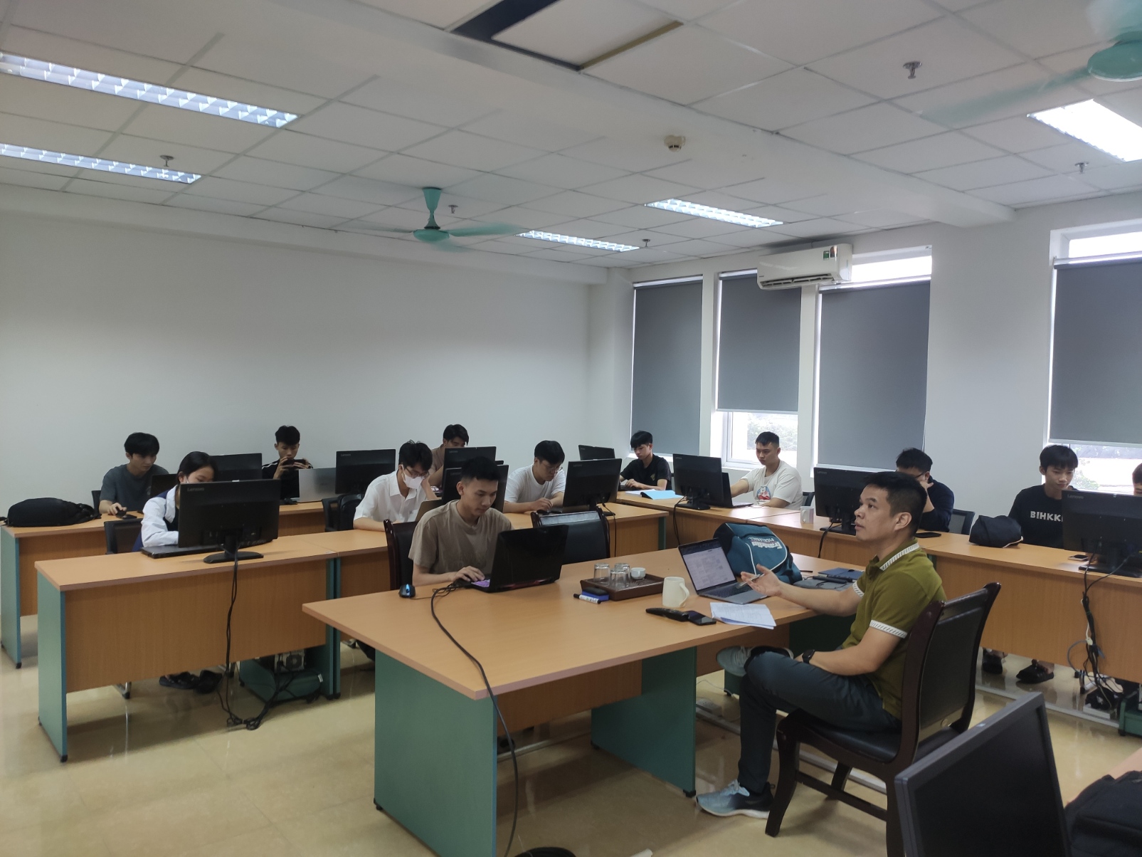 Sinh viên thực tập tham gia dự án AI thực tế tại IAST